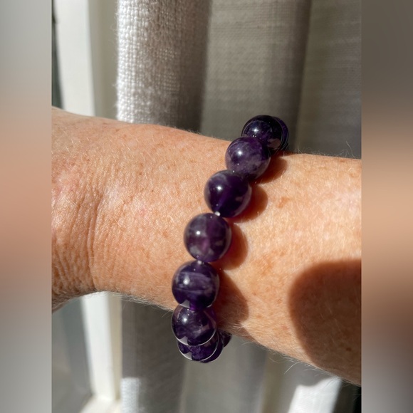 Amethyst polished round crystal gemstone bead bracelet - Picture 5 of 5